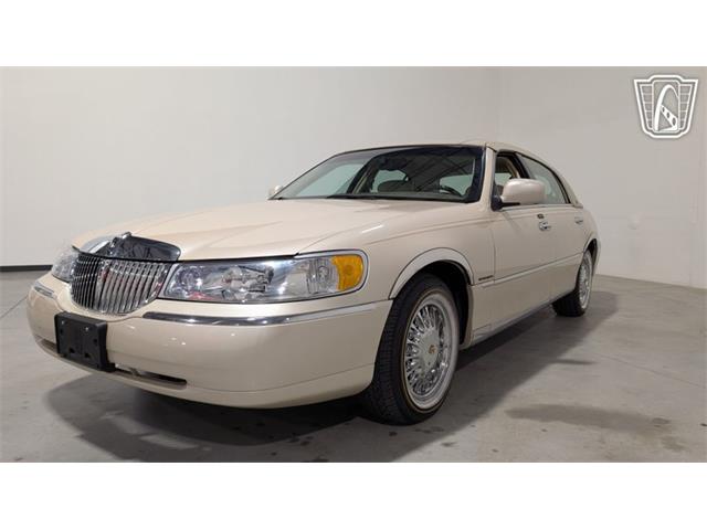 2001 Lincoln Town Car (CC-2071975) for sale in Caledonia, Wisconsin