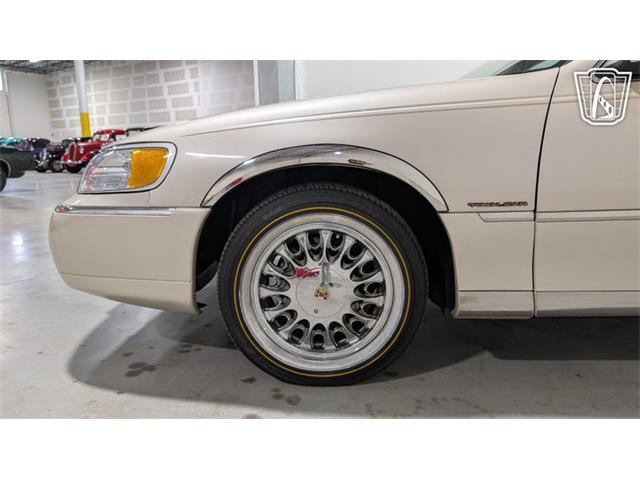2001 Lincoln Town Car (CC-2071975) for sale in Caledonia, Wisconsin