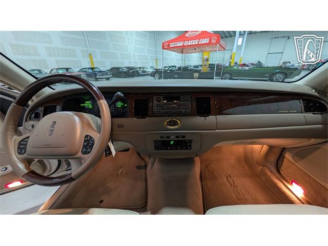 2001 Lincoln Town Car (CC-2071975) for sale in Caledonia, Wisconsin