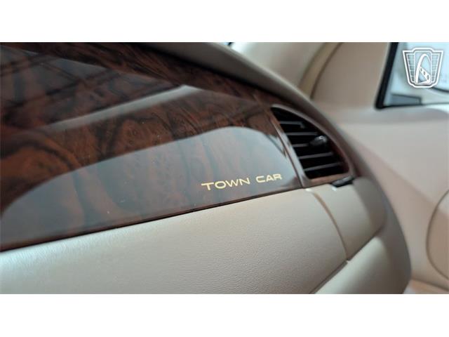 2001 Lincoln Town Car (CC-2071975) for sale in Caledonia, Wisconsin