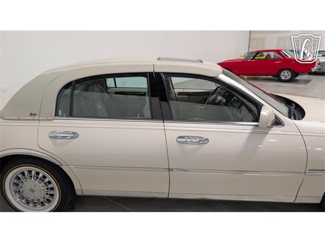 2001 Lincoln Town Car (CC-2071975) for sale in Caledonia, Wisconsin