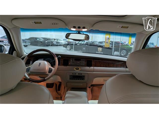 2001 Lincoln Town Car (CC-2071975) for sale in Caledonia, Wisconsin