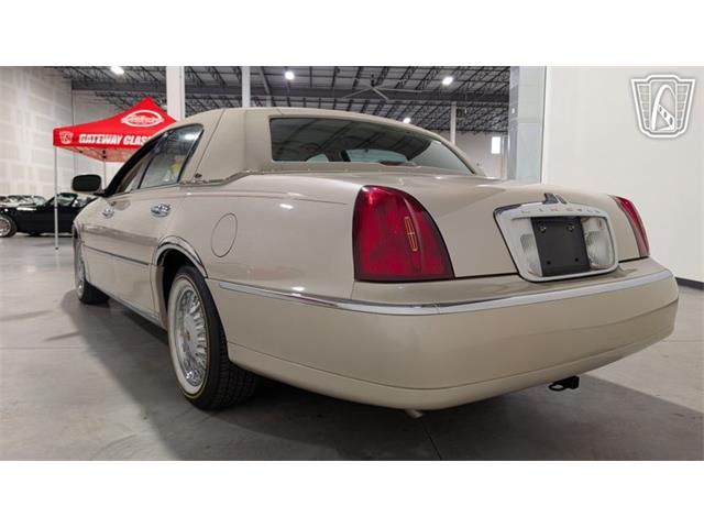 2001 Lincoln Town Car (CC-2071975) for sale in Caledonia, Wisconsin