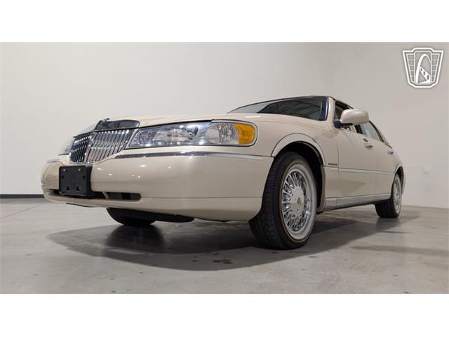 2001 Lincoln Town Car (CC-2071975) for sale in Caledonia, Wisconsin
