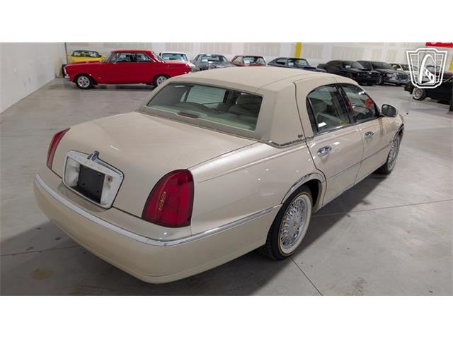 2001 Lincoln Town Car (CC-2071975) for sale in Caledonia, Wisconsin