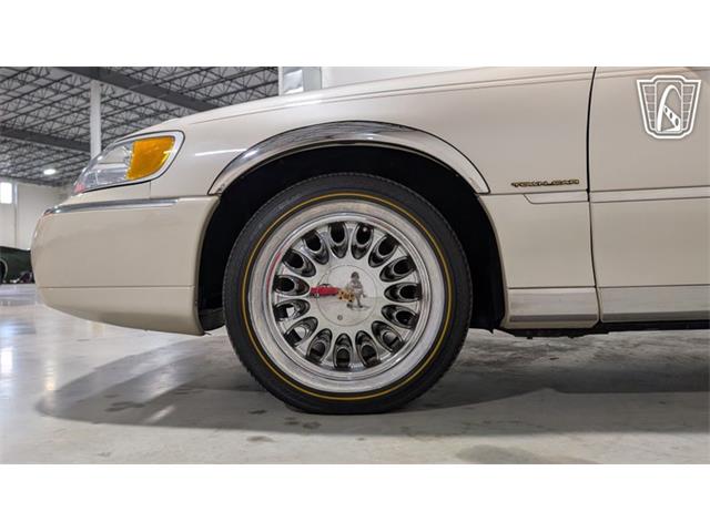 2001 Lincoln Town Car (CC-2071975) for sale in Caledonia, Wisconsin