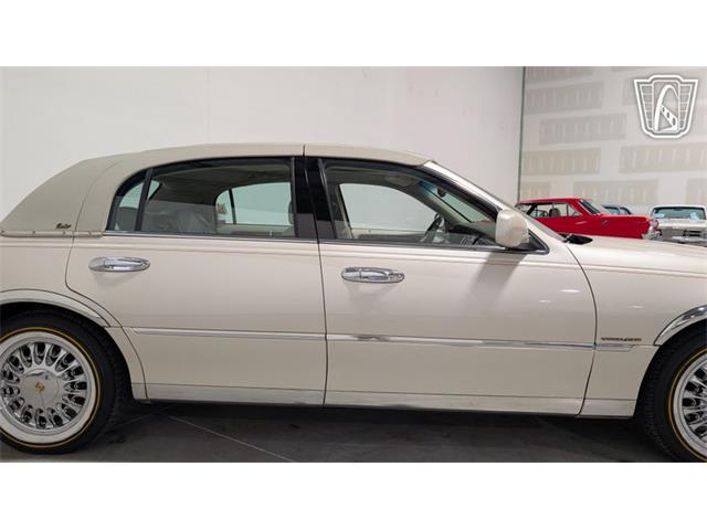 2001 Lincoln Town Car (CC-2071975) for sale in Caledonia, Wisconsin