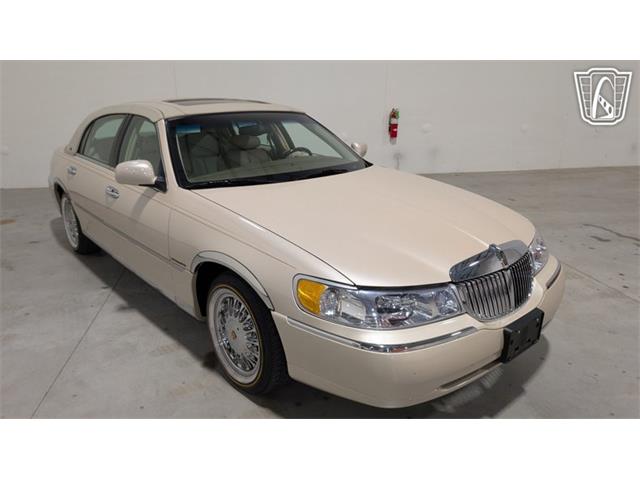 2001 Lincoln Town Car (CC-2071975) for sale in Caledonia, Wisconsin