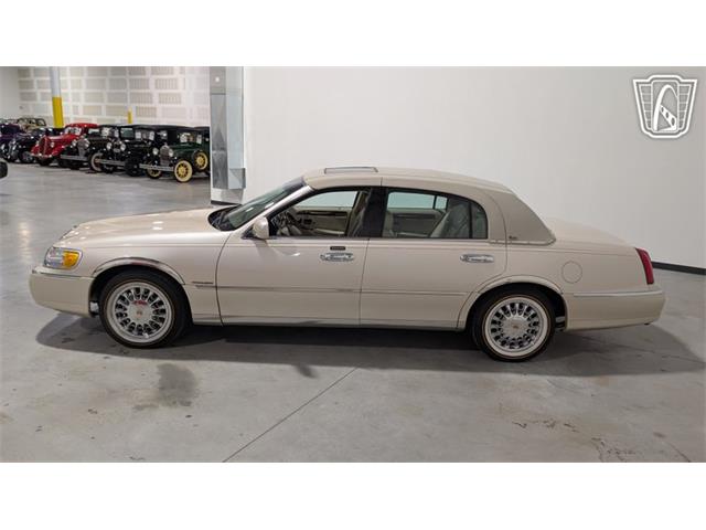 2001 Lincoln Town Car (CC-2071975) for sale in Caledonia, Wisconsin