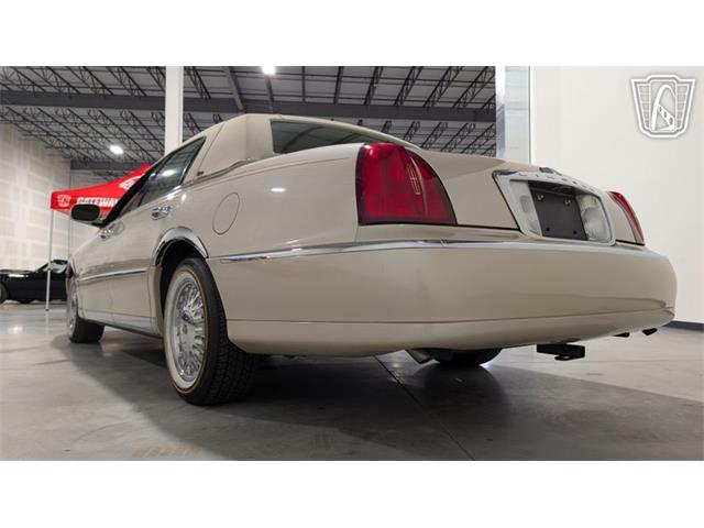 2001 Lincoln Town Car (CC-2071975) for sale in Caledonia, Wisconsin