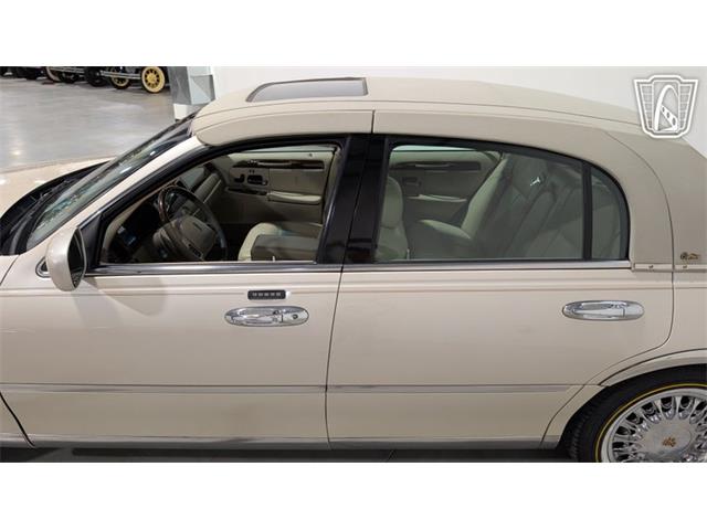 2001 Lincoln Town Car (CC-2071975) for sale in Caledonia, Wisconsin