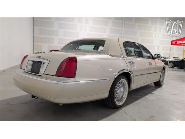 2001 Lincoln Town Car (CC-2071975) for sale in Caledonia, Wisconsin