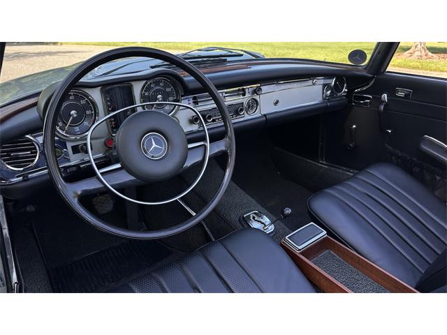 1969 Mercedes-Benz 280SL (CC-2074997) for sale in Southampton, New York
