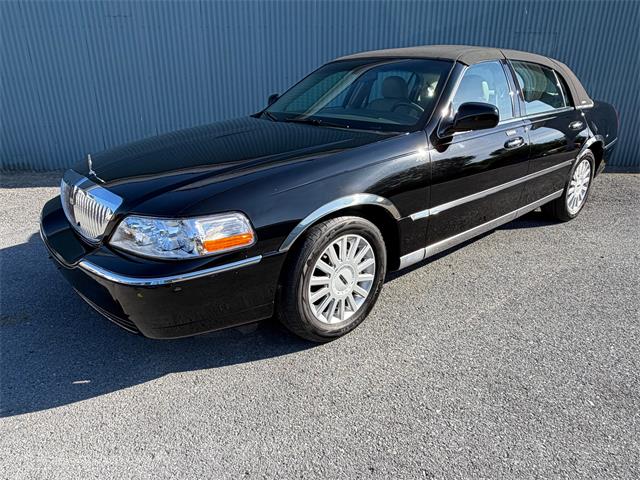 2005 Lincoln Town Car (CC-2089642) for sale in Mill Hall, Pennsylvania