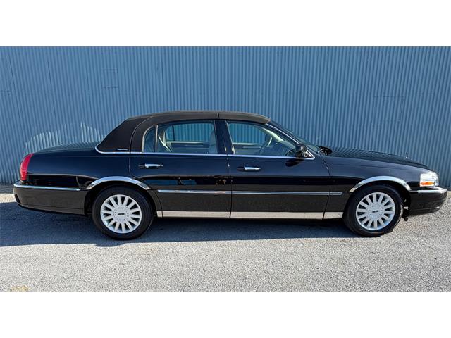 2005 Lincoln Town Car (CC-2089642) for sale in Mill Hall, Pennsylvania