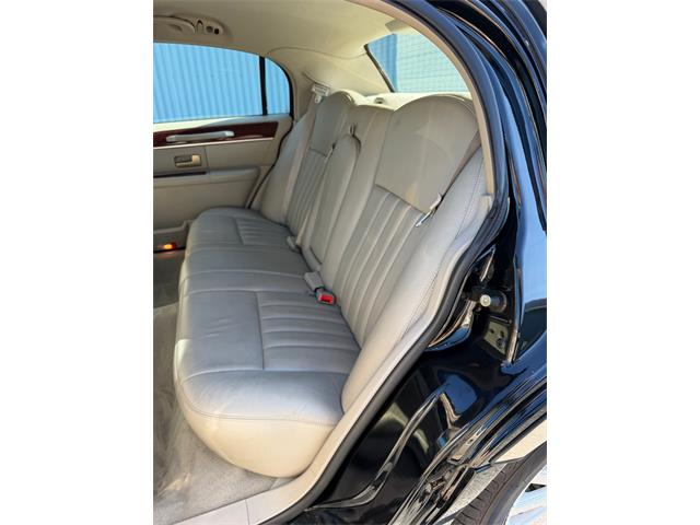 2005 Lincoln Town Car (CC-2089642) for sale in Mill Hall, Pennsylvania