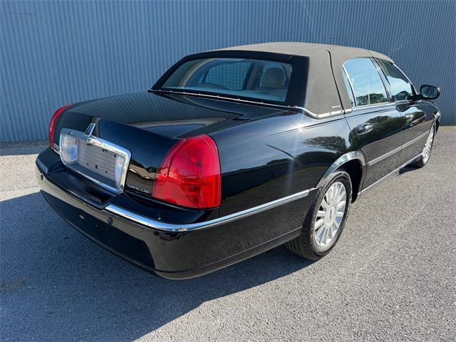 2005 Lincoln Town Car (CC-2089642) for sale in Mill Hall, Pennsylvania