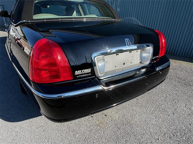 2005 Lincoln Town Car (CC-2089642) for sale in Mill Hall, Pennsylvania