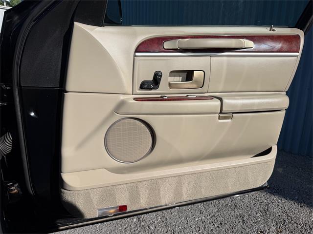 2005 Lincoln Town Car (CC-2089642) for sale in Mill Hall, Pennsylvania