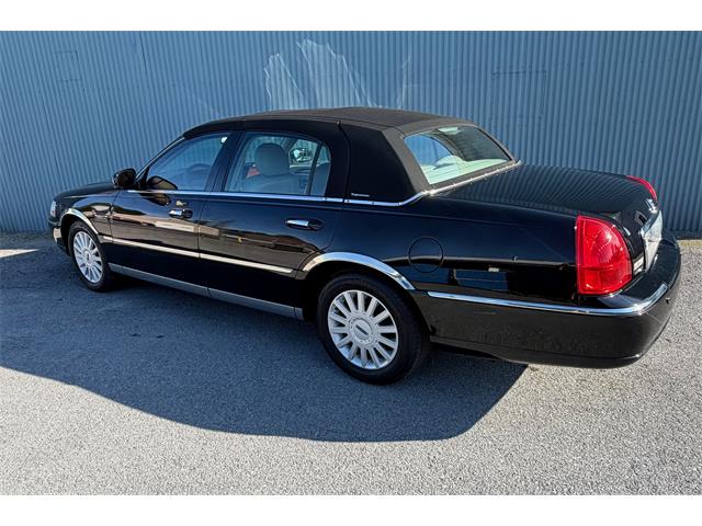 2005 Lincoln Town Car (CC-2089642) for sale in Mill Hall, Pennsylvania