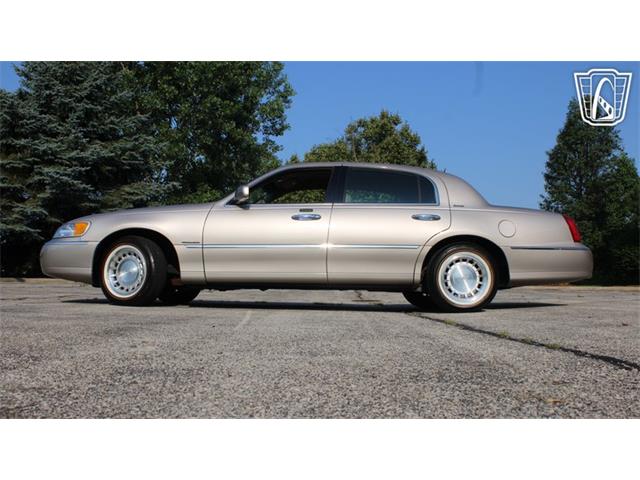 2002 Lincoln Town Car (CC-2091139) for sale in Crete, Illinois