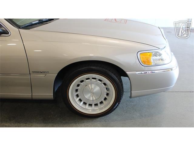 2002 Lincoln Town Car (CC-2091139) for sale in Crete, Illinois