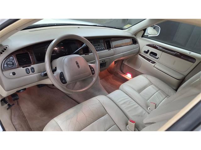 2001 Lincoln Town Car (CC-2108354) for sale in Mankato, Minnesota