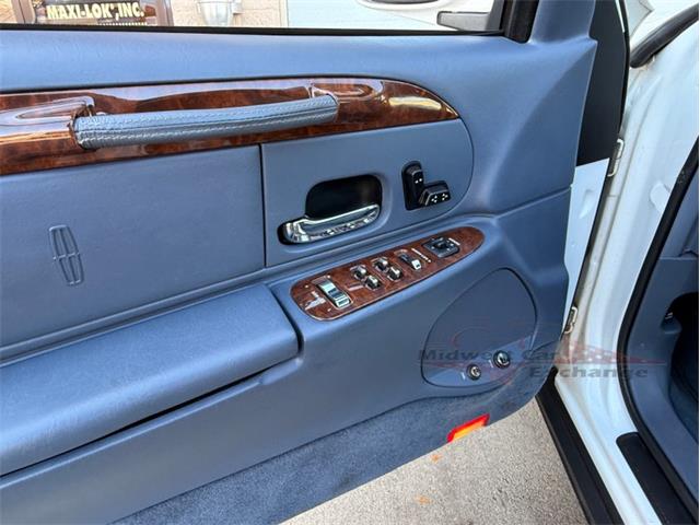 2001 Lincoln Town Car (CC-2120318) for sale in Alsip, Illinois