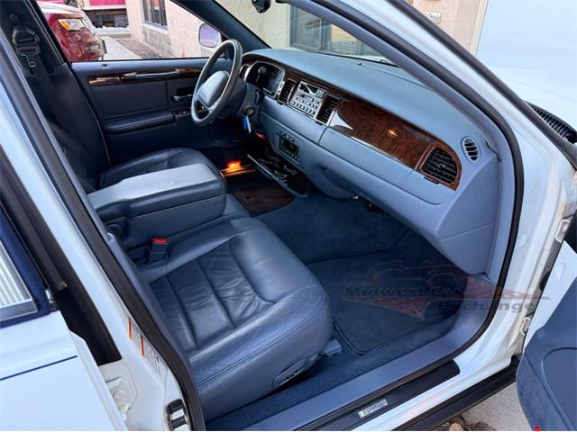 2001 Lincoln Town Car (CC-2120318) for sale in Alsip, Illinois
