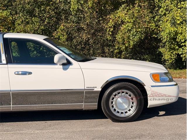 2001 Lincoln Town Car (CC-2120318) for sale in Alsip, Illinois