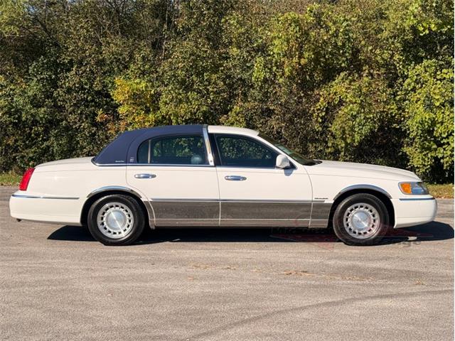 2001 Lincoln Town Car (CC-2120318) for sale in Alsip, Illinois