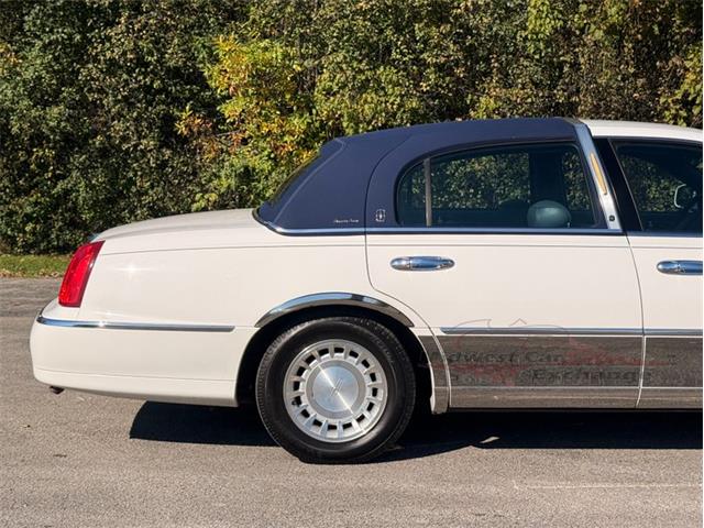 2001 Lincoln Town Car (CC-2120318) for sale in Alsip, Illinois