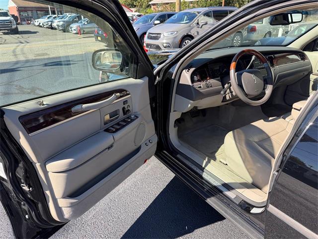 2011 Lincoln Town Car (CC-2120392) for sale in Edison, New Jersey